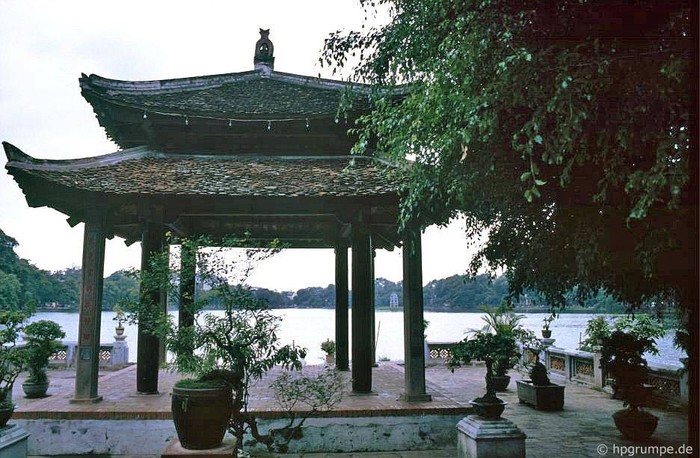Trấn Ba Đình ở phía Nam đền Ngọc Sơn.